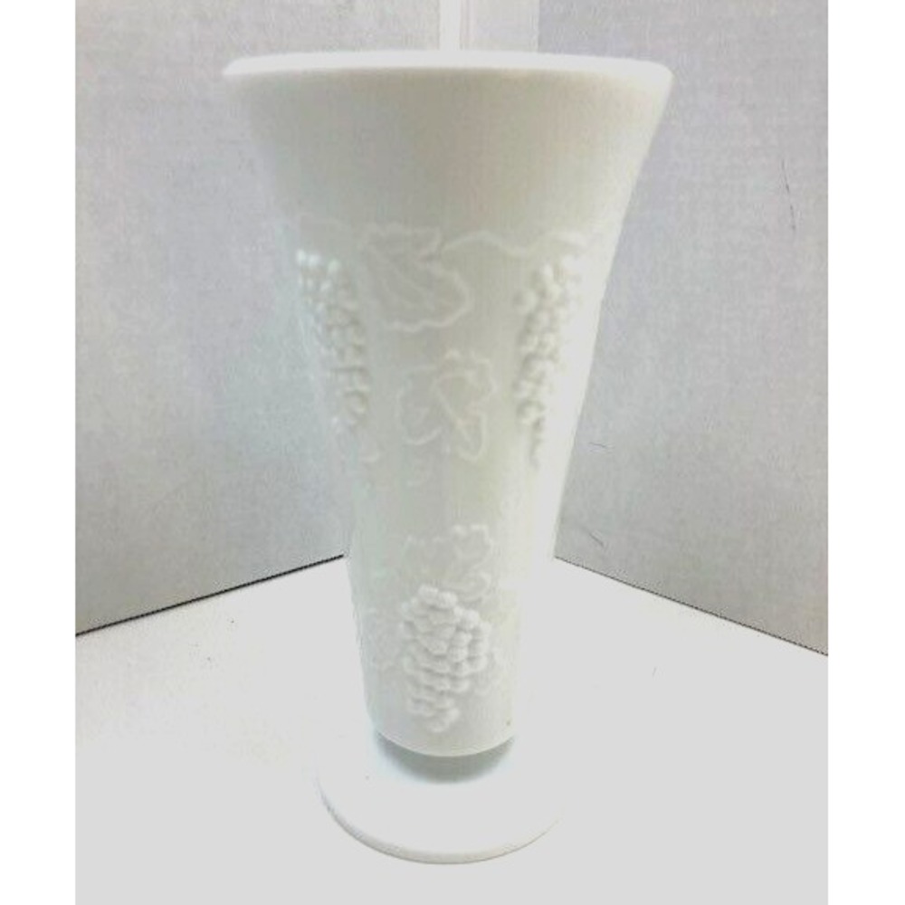 Vintage Milk Glass 7.75" 8 Panel Footed‎ Vase Grape Vine Pattern